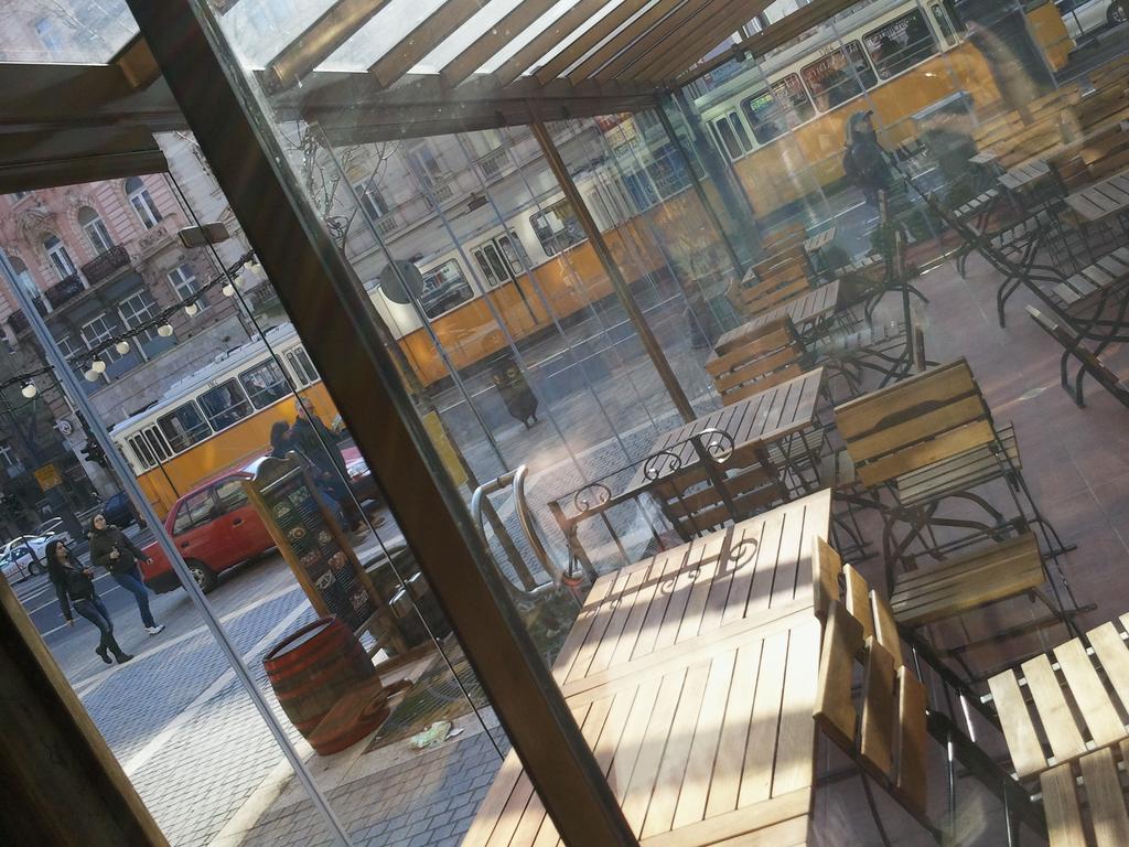 Pulse Jackquaters, Budapest